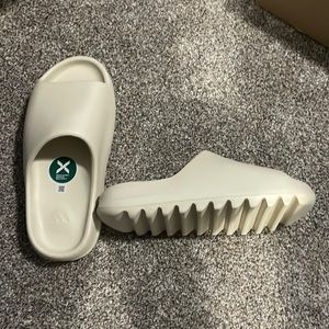 Never used brand new Yeezy slide bone (2022)restock